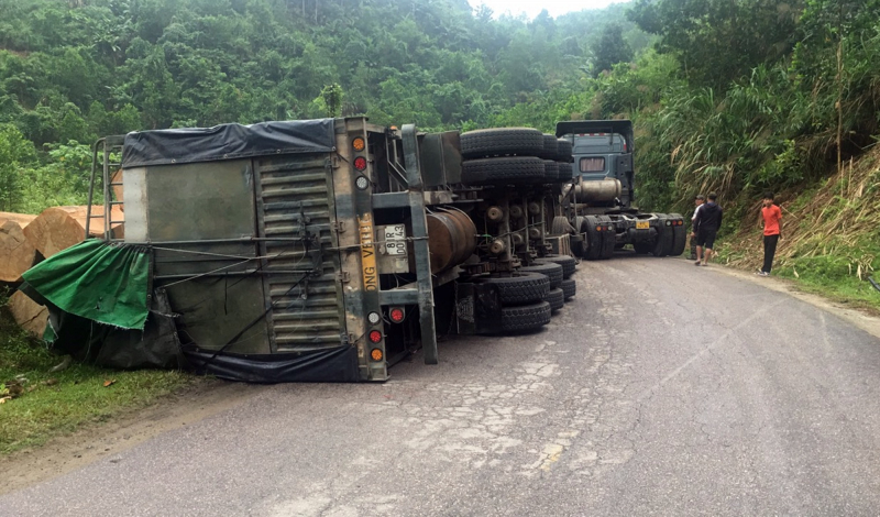 Xe đầu kéo chở gỗ từ Lào về bất ngờ bị lật sơmi rơ-moóc trên QL14E -0