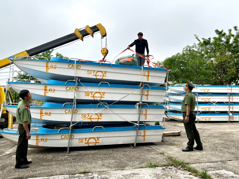 Bộ Công an trang cấp 40 xuồng máy cho Công an Thừa Thiên-Huế -0