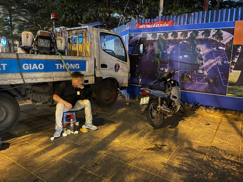 Tăng ga hòng thông chốt 141, thanh niên đi xe máy làm ngã thai phụ -0