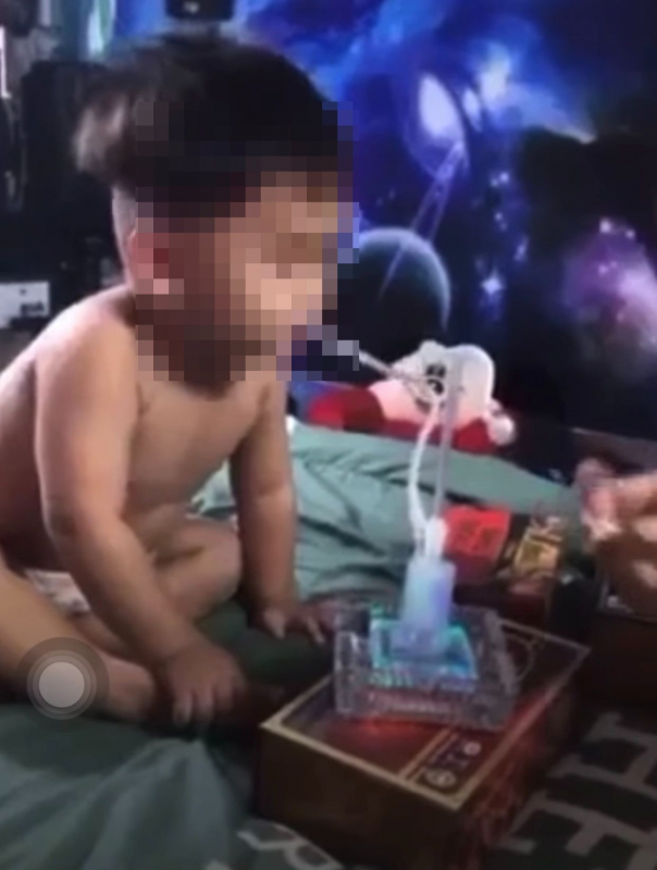 Cha ruột gấp rút làm lại giấy tờ để đón “bé trai bị ép hút ma túy” về nuôi -0