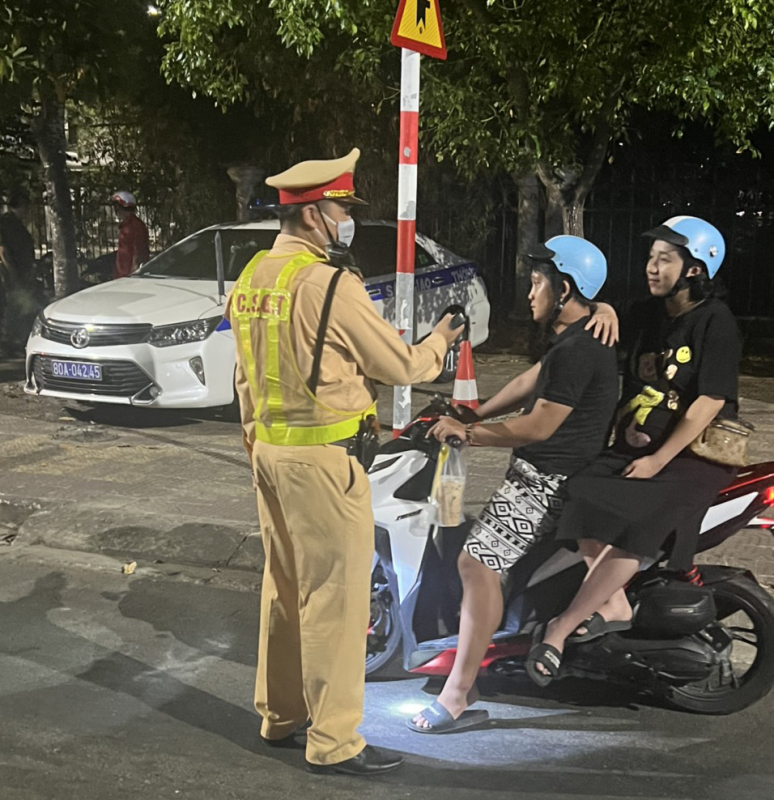 Cục Cảnh sát giao thông phối hợp kiểm tra nồng độ cồn tại Bạc Liêu -0