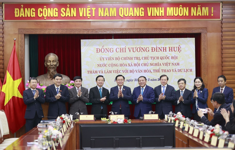 vna_potal_chu_tich_quoc_hoi_vuong_dinh_hue_lam_viec_voi_bo_van_hoa_the_thao_va_du_lich_6656509.jpg -0