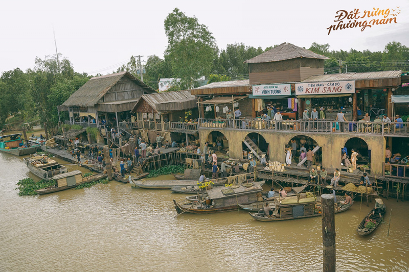 hình 4 đại cảnh phim với cảnh chợ nổi nhộn nhịp tại rtts.jpg -0