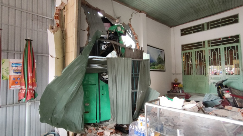 Xe ô tô khách lao vào nhà dân, ít nhất 7 người thương vong -2