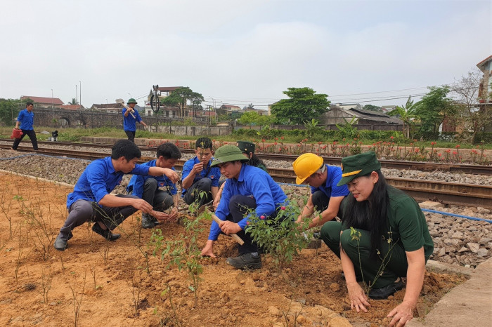 Đường sắt phát động phong trào hình thành đường hoa dài nhất Việt Nam -0