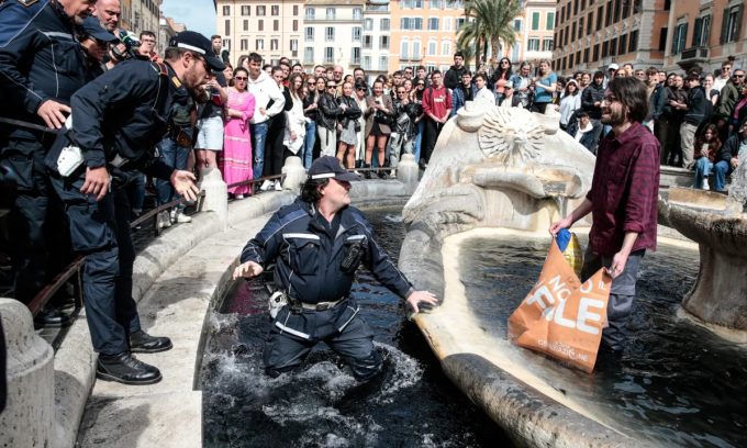 Một đài phun nước nổi tiếng ở Rome bất ngờ bị nhuộm đen -0