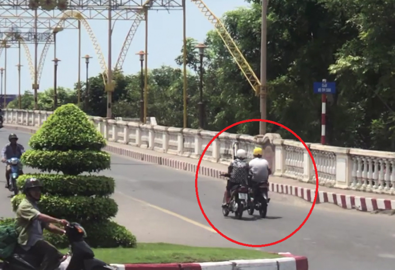 Từ thông tin trên Báo CAND, mời đối tượng “dìu” nhau bằng xe máy đến làm việc -0