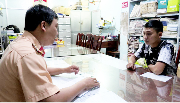 Từ thông tin trên Báo CAND, mời đối tượng “dìu” nhau bằng xe máy đến làm việc -0