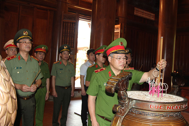 Thứ trưởng Nguyễn Văn Long dâng hương tại Khu Di tích Quốc gia đặc biệt Kim Liên -0