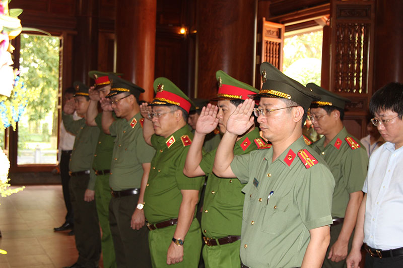 Thứ trưởng Nguyễn Văn Long dâng hương tại Khu Di tích Quốc gia đặc biệt Kim Liên -1