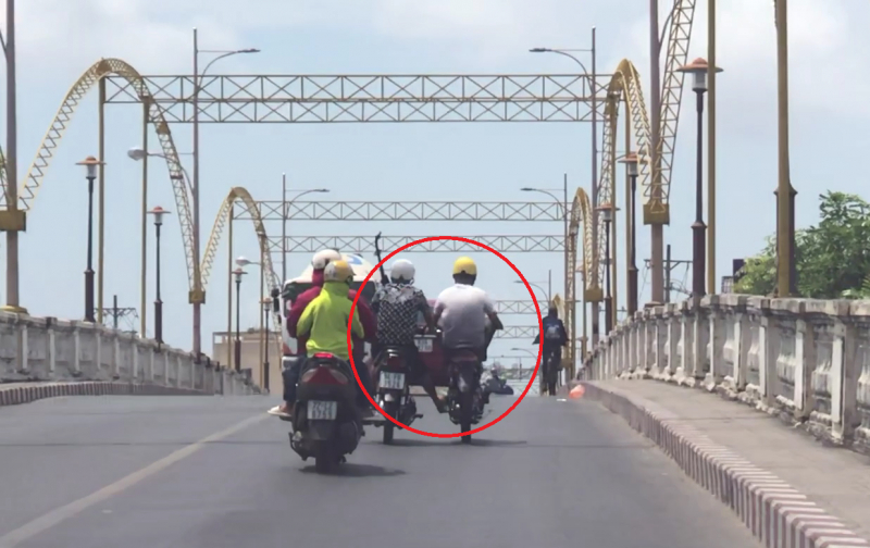 Từ thông tin trên Báo CAND, mời đối tượng “dìu” nhau bằng xe máy đến làm việc -1