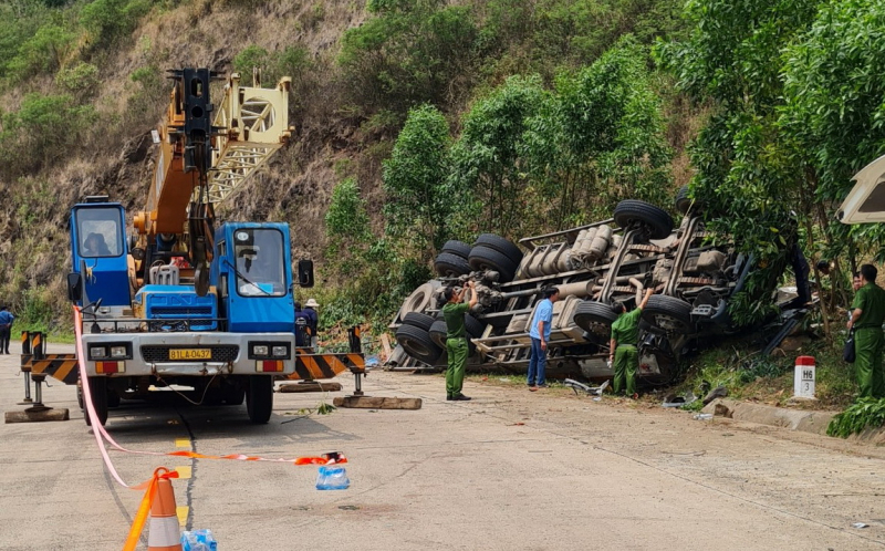 Vụ xe tải chở dưa đâm vào vách núi đã có danh tính 9 người thương vong -0