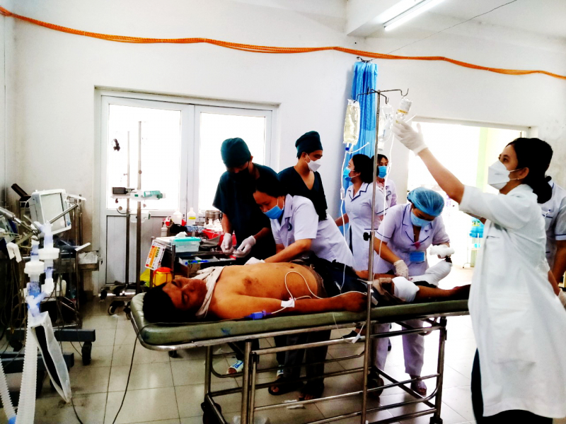 Xe tải chở dưa hấu lật vào vách núi, một người chết nhiều người bị thương -0