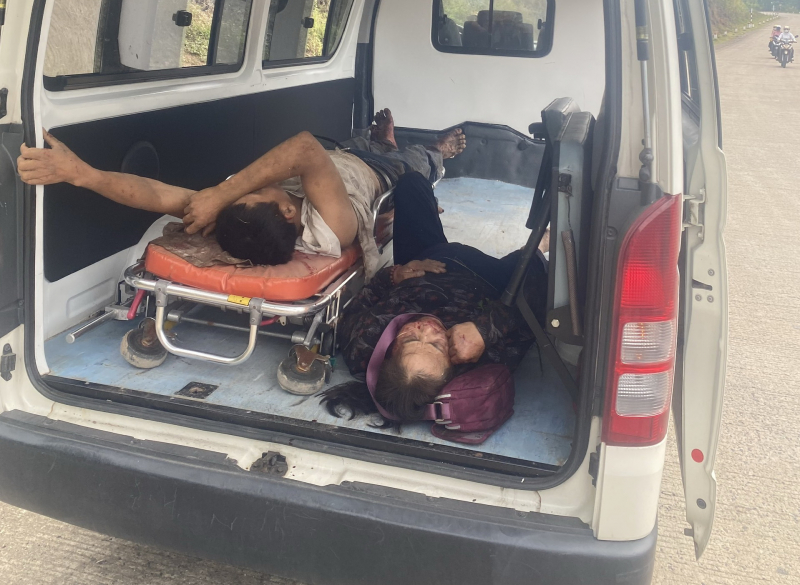 Xe tải chở dưa hấu lật vào vách núi, một người chết nhiều người bị thương -0