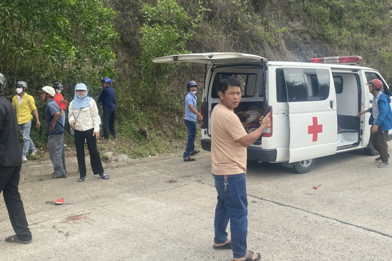 Xe tải chở dưa hấu lật vào vách núi, một người chết nhiều người bị thương -0