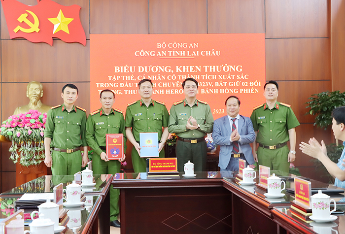 Bắt 2 đối tượng mua bán trái phép 9 bánh heroin và 1 bánh hồng phiến -0