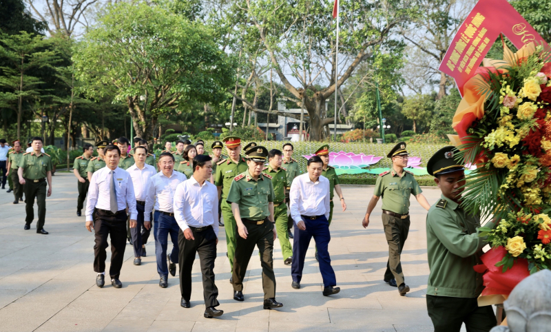 Thứ trưởng Lê Quốc Hùng làm việc tại Công an huyện Nam Đàn về xây dựng huyện điển hình về phong trào toàn dân bảo vệ ANTQ -0