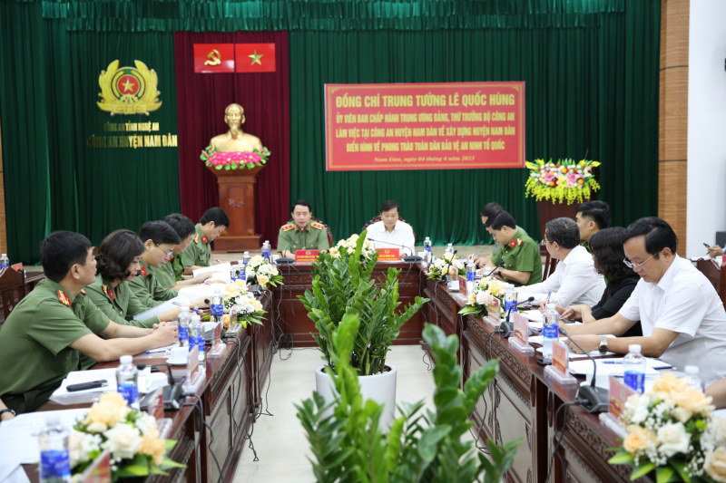 Thứ trưởng Lê Quốc Hùng làm việc tại Công an huyện Nam Đàn về xây dựng huyện điển hình về phong trào toàn dân bảo vệ ANTQ -0