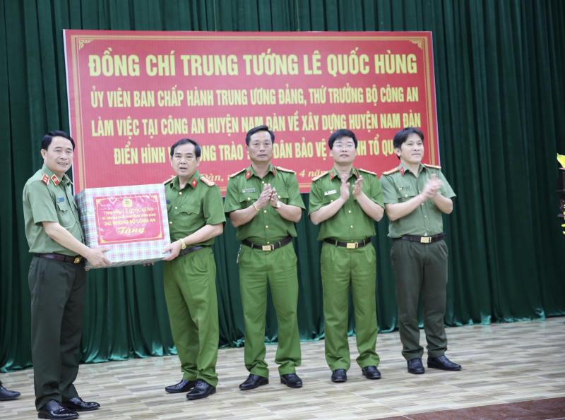 Thứ trưởng Lê Quốc Hùng làm việc tại Công an huyện Nam Đàn về xây dựng huyện điển hình về phong trào toàn dân bảo vệ ANTQ -0