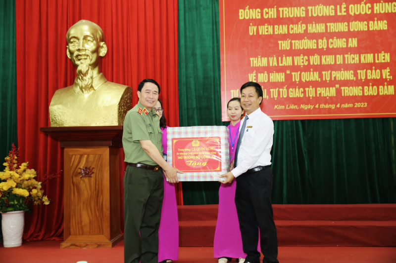 Thứ trưởng Lê Quốc Hùng làm việc tại Công an huyện Nam Đàn về xây dựng huyện điển hình về phong trào toàn dân bảo vệ ANTQ -0