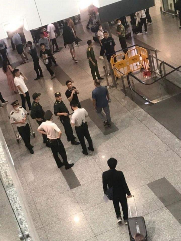 Khách nam quốc tịch Thái nhảy từ tầng 3 sân bay Nội Bài xuống đất -0