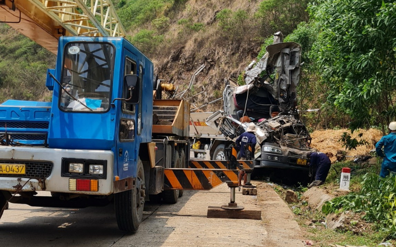 Kiến nghị xử lý “điểm đen” xe tải lật vào vách núi, 9 người thương vong -0