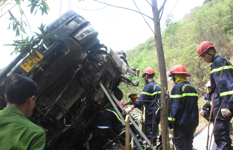 Kiến nghị xử lý “điểm đen” xe tải lật vào vách núi, 9 người thương vong -0