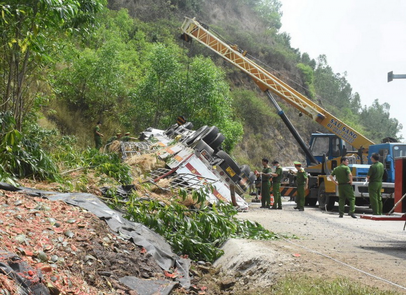 Kiến nghị xử lý “điểm đen” xe tải lật vào vách núi, 9 người thương vong -0