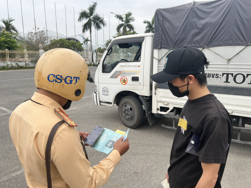 CSGT Công an TP Đà Nẵng phát hiện 21 trường hợp tài xế sử dụng giấy phép lái xe giả khi đang lưu thông -1