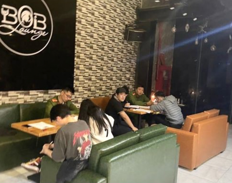 Hàng chục nam thanh, nữ tú hít bóng cười ở quán Pub Bob Lounge -0