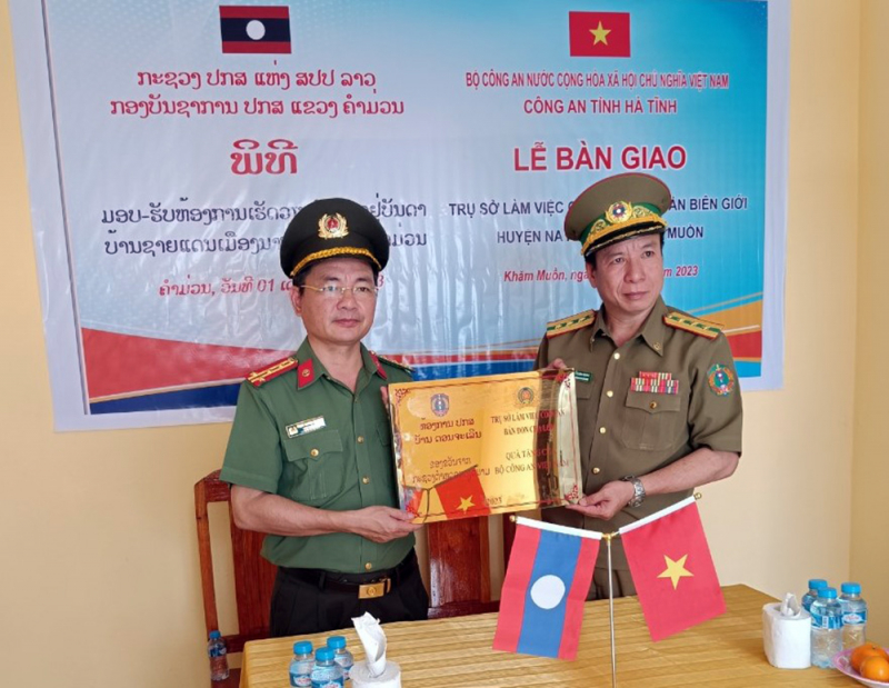 Công an Hà Tĩnh chúc Tết Công an 2 tỉnh Bôlykhămxay và Khăm Muồn -0