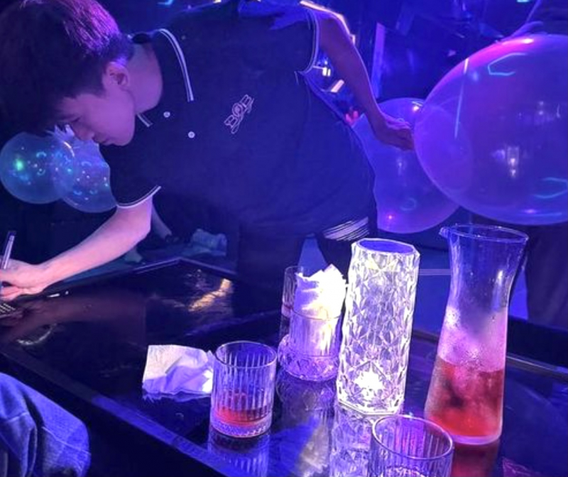 Hàng chục nam thanh, nữ tú hít bóng cười ở quán Pub Bob Lounge -0