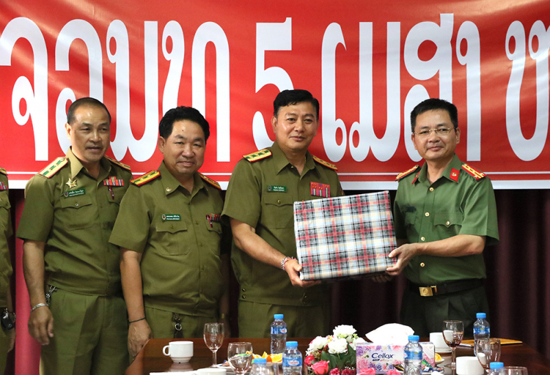 Công an Hà Tĩnh chúc Tết Công an 2 tỉnh Bôlykhămxay và Khăm Muồn -0