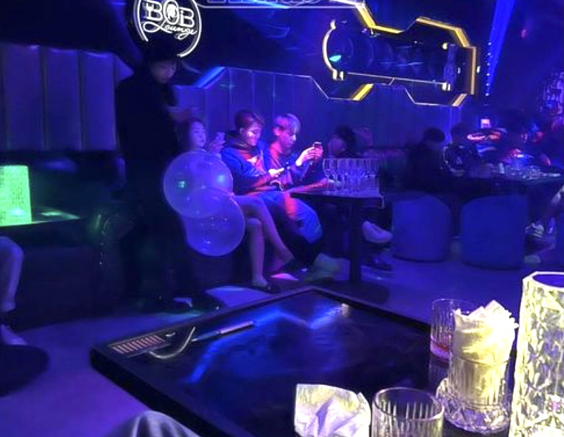 Hàng chục nam thanh, nữ tú hít bóng cười ở quán Pub Bob Lounge -0