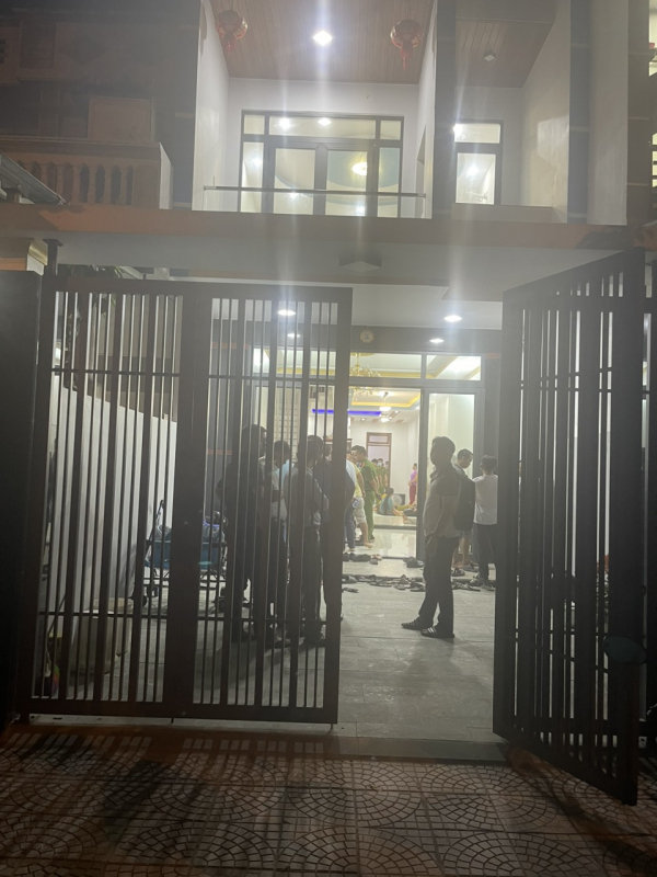 Hai bé gái sinh đôi tử vong trong nhà nghi bị ép uống thuốc độc  -0