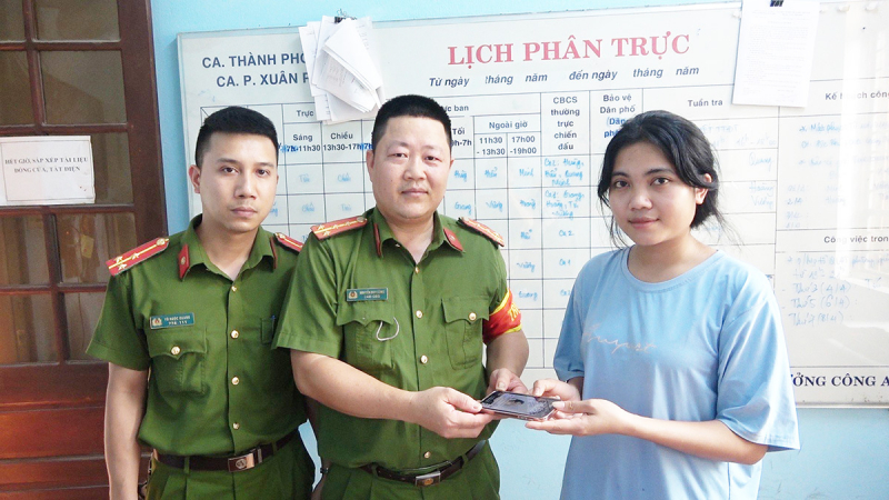 Nhiều du khách, người dân xúc động khi được Công an xã, phường tìm lại tài sản -0