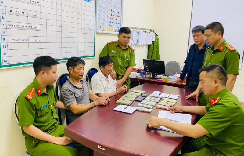 Bắt 2 người đàn ông tuổi ngũ tuần cùng 5 bánh heroin -0