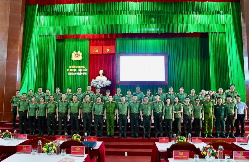 Bảo đảm cơ sở vật chất kỹ thuật, hậu cần để nâng cao năng lực chiến đấu cho lực lượng Công an xã -0