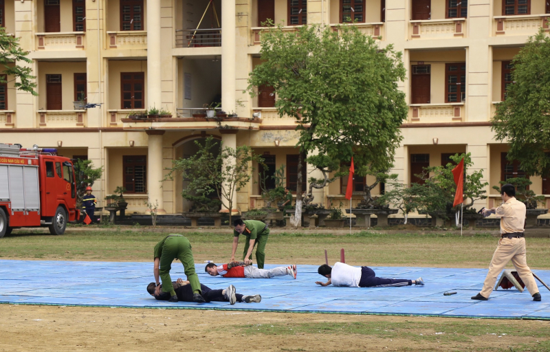 Over 700 police officers complete in police line-up regulations and martial arts   -0