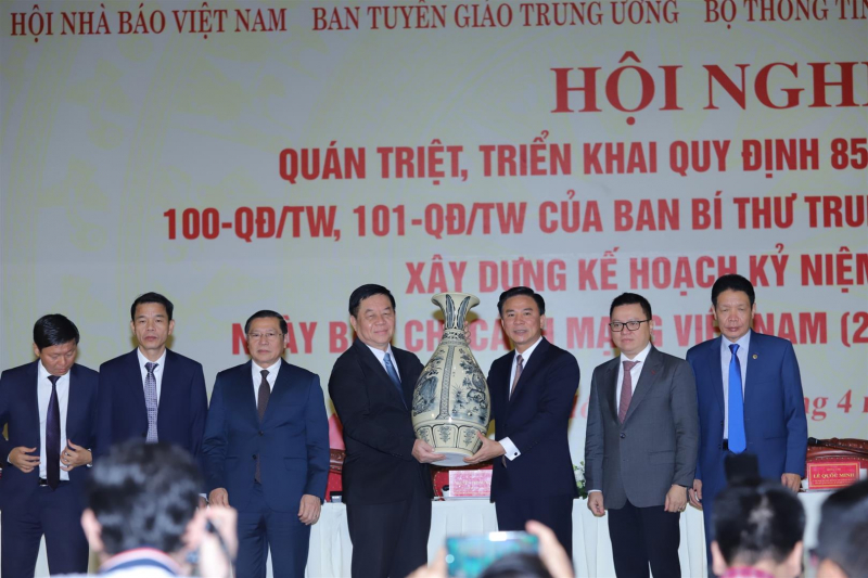 “Thu hồi cờ Đảng phải được bảo quản, không được tiêu hủy” -0