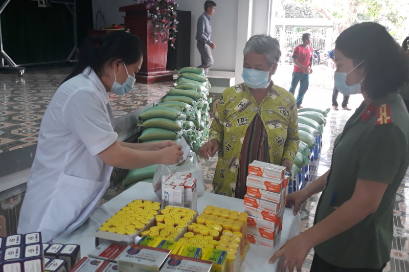 Công an Vĩnh Long khám, cấp phát thuốc miễn phí cho đồng bào Khmer -0