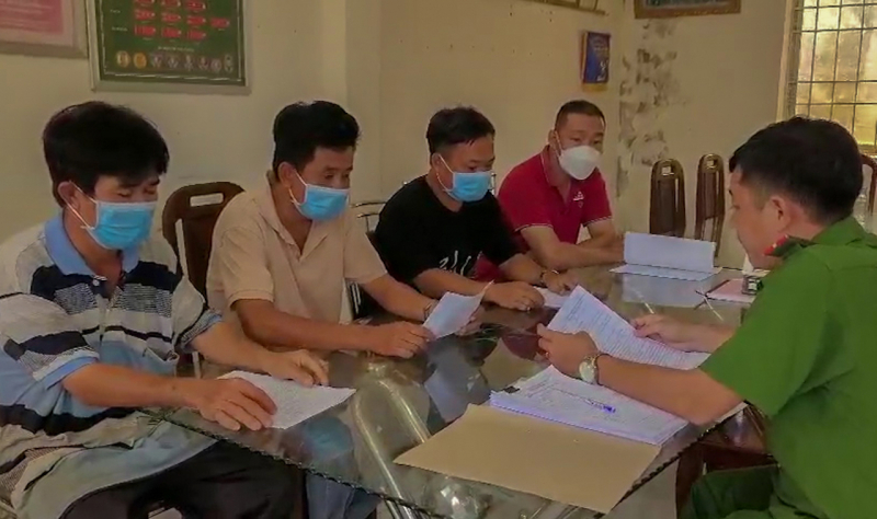 công an tống đạt quyết định khởi tố nhóm đối tượng cá độ bóng đá.jpg -0