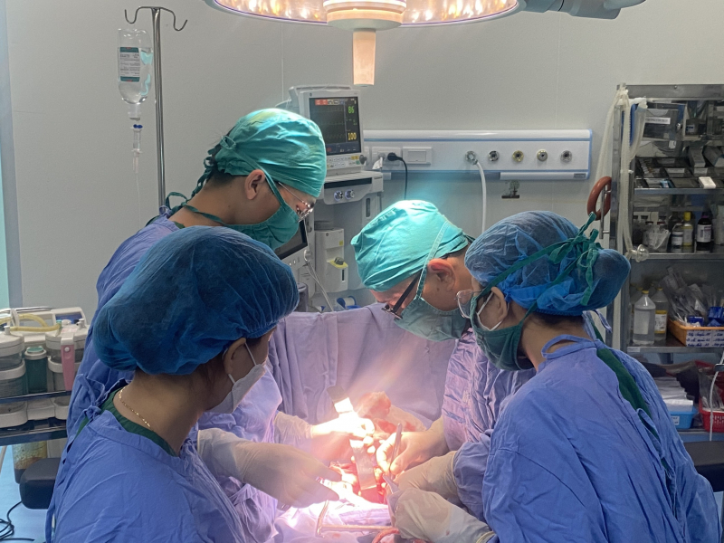Phẫu thuật lấy khối u buồng trứng nặng 8.1 kg cho cụ bà 83 tuổi  -0