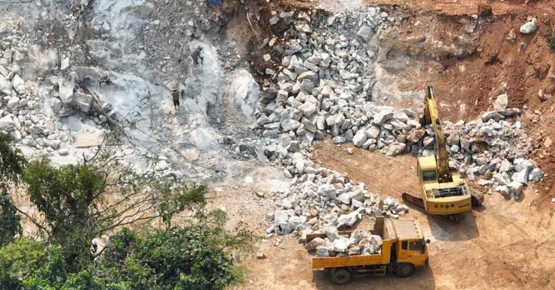 Ngang nhiên bạt núi lấn chiếm hàng ngàn m2 đất rừng -0