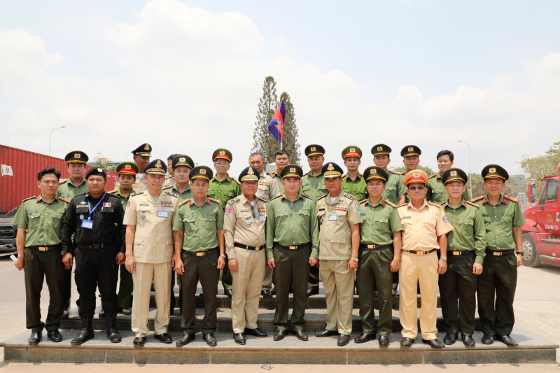 Công an TP Hồ Chí Minh chúc Tết cổ truyền Chol Chnam Thmay tại Vương quốc Campuchia  -0