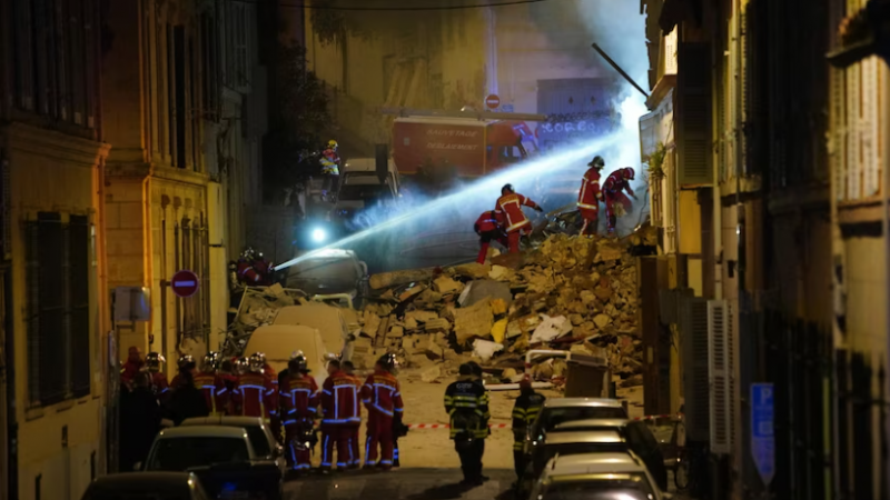 Sập hai tòa nhà ở Marseille, nhiều người vẫn kẹt dưới đống đổ nát -0