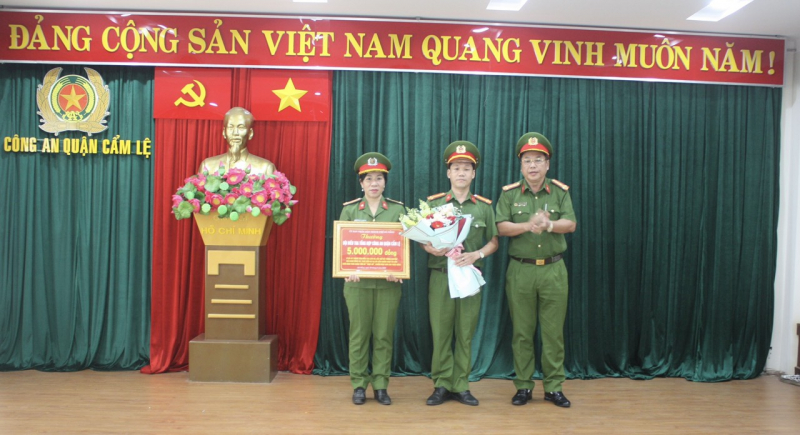 Khen thưởng Công an quận Cẩm Lệ có thành tích xuất sắc bắt đối tượng giả danh Công an chiếm đoạt gần 500 triệu đồng -0