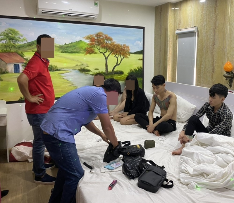 Có con nhỏ và dưới 16 tuổi vẫn tham gia tiệc ma túy trong khách sạn -0