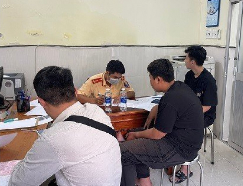 Bị xử phạt hàng loạt lỗi vì mượn xe rồi biểu diễn 