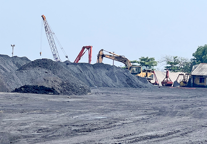 Người dân bất an vì “núi than” tập kết tại cảng Thuận An -0